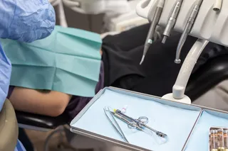 Instrumental preparado junto al sillón dental