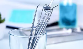 Instrumental dental en un vaso