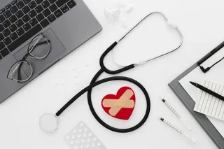 Portátil y material médico sobre una mesa